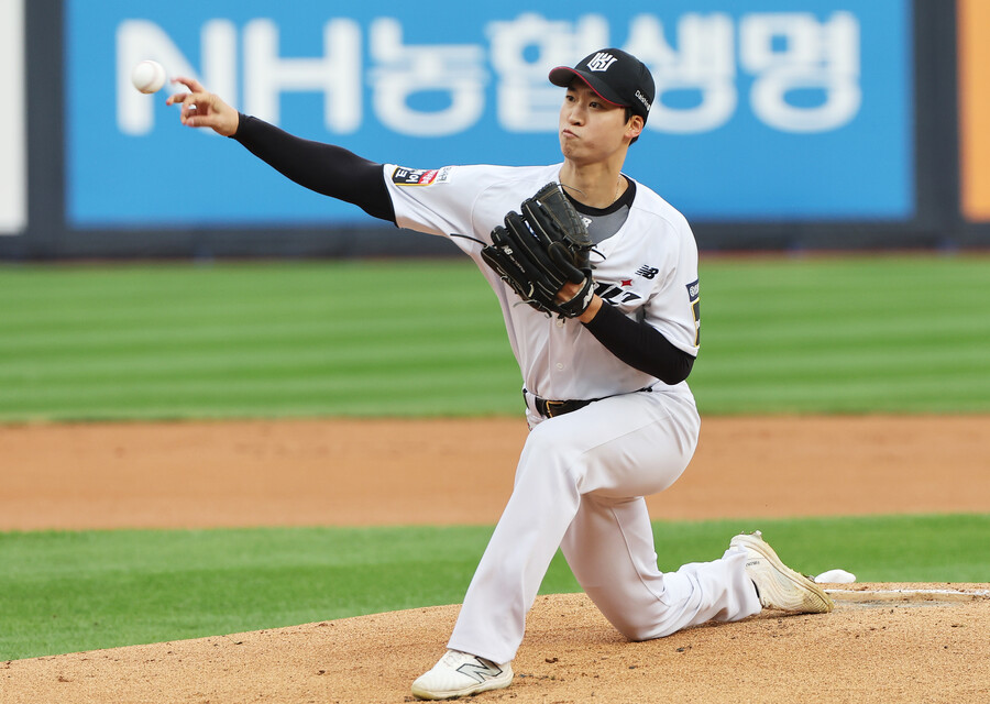 ▲ KT 위즈 엄상백이 1일 수원 KT위즈파크에서 열린 2024 신한 SOL뱅크 KBO 리그 5위 결정전에서 선발투수로 나와 역투하고 있다. ⓒ연합뉴스