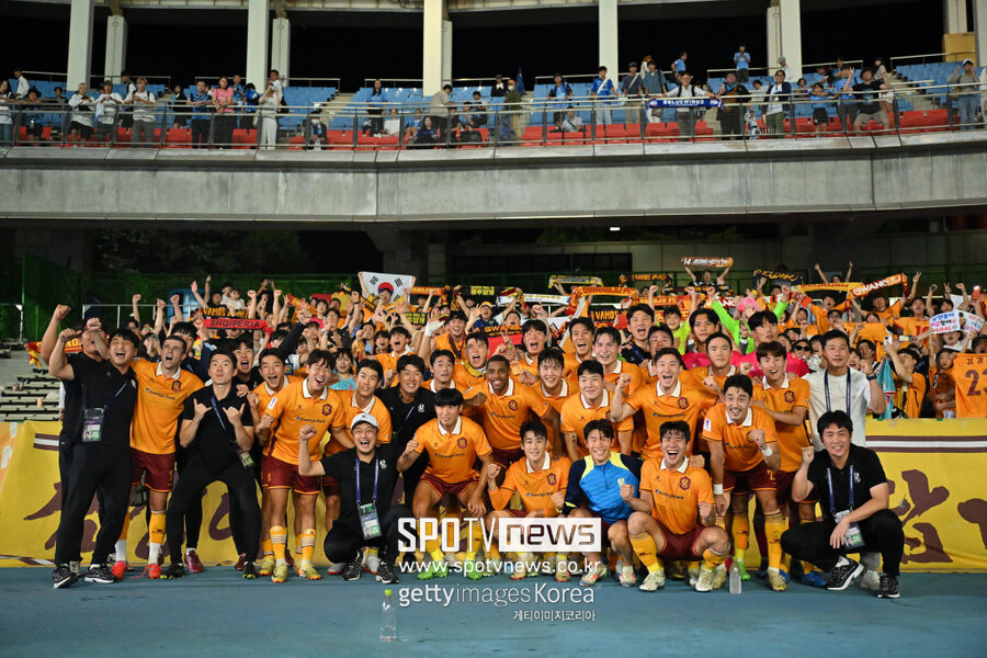 ▲ 이정효 감독이 이끄는 광주FC가 아시아 최고 무대인 2024-25시즌 아시아축구연맹(AFC) 챔피언스리그 엘리트(ACLE)에서 연일 승전보를 전하고 있다. ACLE 출전이 처음인 광주인데 아시아 무대 경험이 많은 J리그 구단을 연거푸 제압하며 일본 킬러로 거듭났다. 리그 스테이지 첫 경기에서 요코하마 마리노스를 7-3으로 꺾더니 가와사키 프론탈레와 원정 경기도 1-0으로 이겨 2연승을 내달렸다.