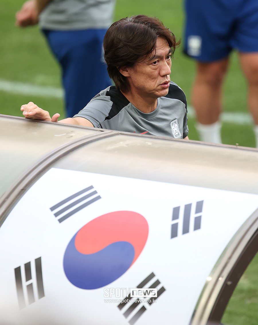▲ 홍명보 감독은 9월 국제축구연맹(FIFA) 북중미월드컵 아시아지역 3차예선(최종예선)을 앞두고 대표팀 감독으로 선임됐다. 위르겐 클린스만 감독이 카타르 아시안컵 졸전으로 경질된 뒤 5개월이 지나 홍명보 감독에게 지휘봉이 맡겨졌다. 문화체육관광부가 감독 선임 과정을 감사한 결과를 발표하는 가운데 윤석열 대통령도 진상을 밝히고 잘못된 관행을 개선하라고 주문했다. ⓒ곽혜미 기자