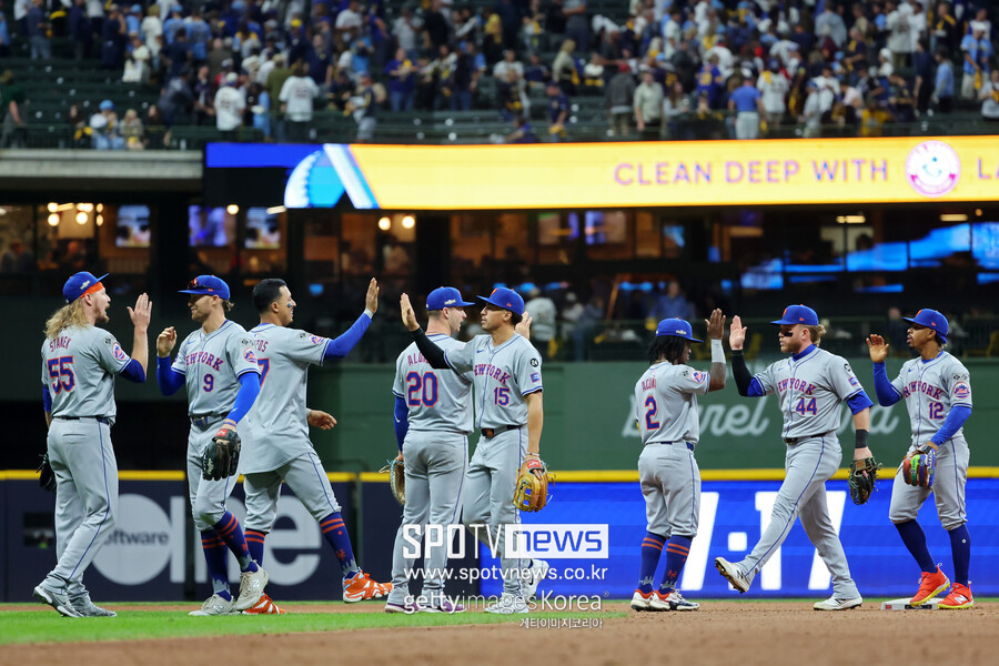 포스트시즌 막차 탄 메츠, 밀워키 8-4로 꺾고 NLWS 1차전 승리…美 “메츠, 18년 만에 가장 생산적인 이닝 완성”[NLWC]