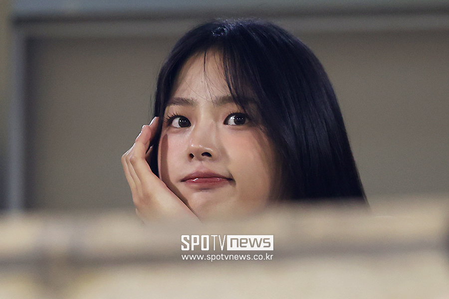 [비하인드] "연습만이 살 길" 뉴진스 민지, 시구에 진심이었다…손톱 떼고 야구화 신고, 복장까지 만점