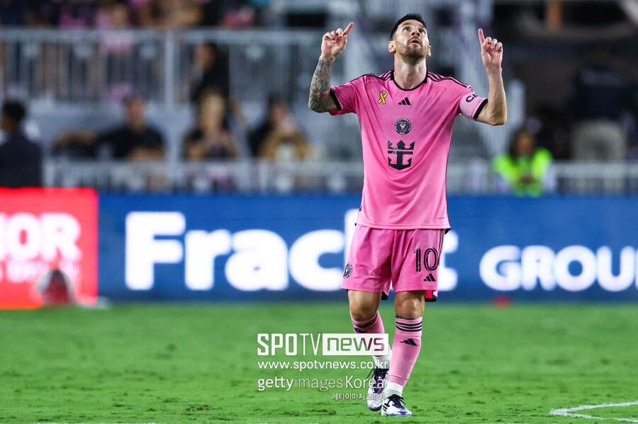 ▲ 메시가 MLS도 정복했다. 인터 마이애미는 메시가 입단하기 전만 해도 MLS 최하위였다. 메시가 합류하고 벌써 두 번째 우승을 차지했다. 메시는 지난해 북중미 리그스컵에서 7경기 10골 1도움의 맹활약으로 리그스컵 우승을 안겼다. 득점왕, MVP까지 석권한 메시는 이어진 US 오픈컵과 MLS에서 골을 이어가며 미국 생활을 순탄하게 시작했다. 첫 시즌에 인터 마이애미 최고 선수(MVP)에 선정됐던 메시가 2년차에 바로 정규리그 우승까지 안기는 기염을 토했다.