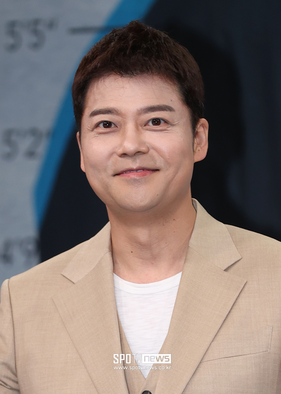 전현무, LG-KT 준PO 1차전 시구자 선정…애국가는 잠골버스 정윤섭