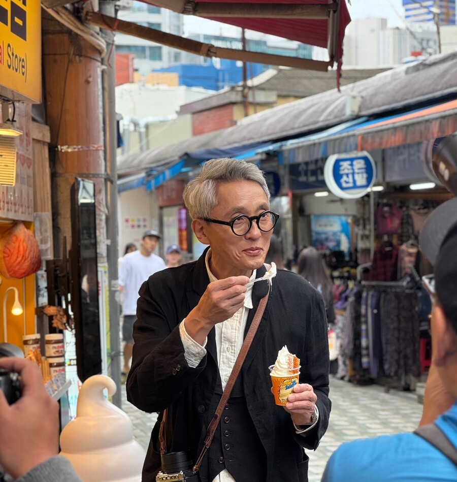 "'고독한 미식가' 찍나?" 물떡 먹는 고로상, 해운대 포착…알찬 BIFF 나들이