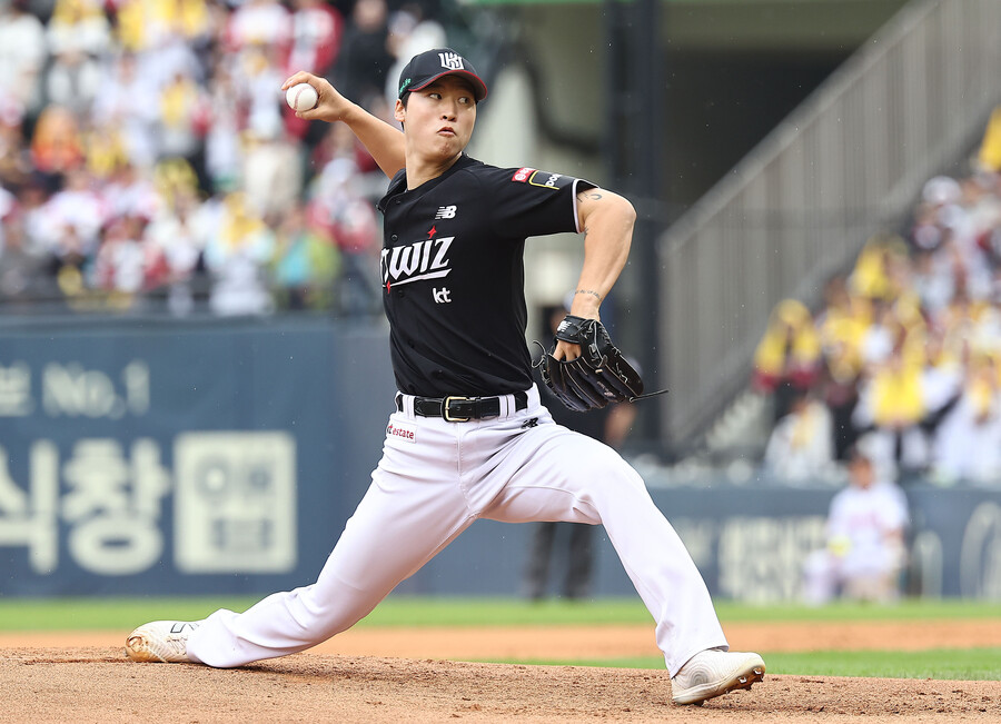 ▲ KT 엄상백이 6일 서울 잠실야구장에서 열린 '2024 신한 SOL뱅크 KBO 포스트시즌' LG와의 준플레이오프 2차전에서 선발투수로 등판해 4이닝 6피안타 2사사구 2탈삼진 4실점을 남겼다. ⓒ연합뉴스