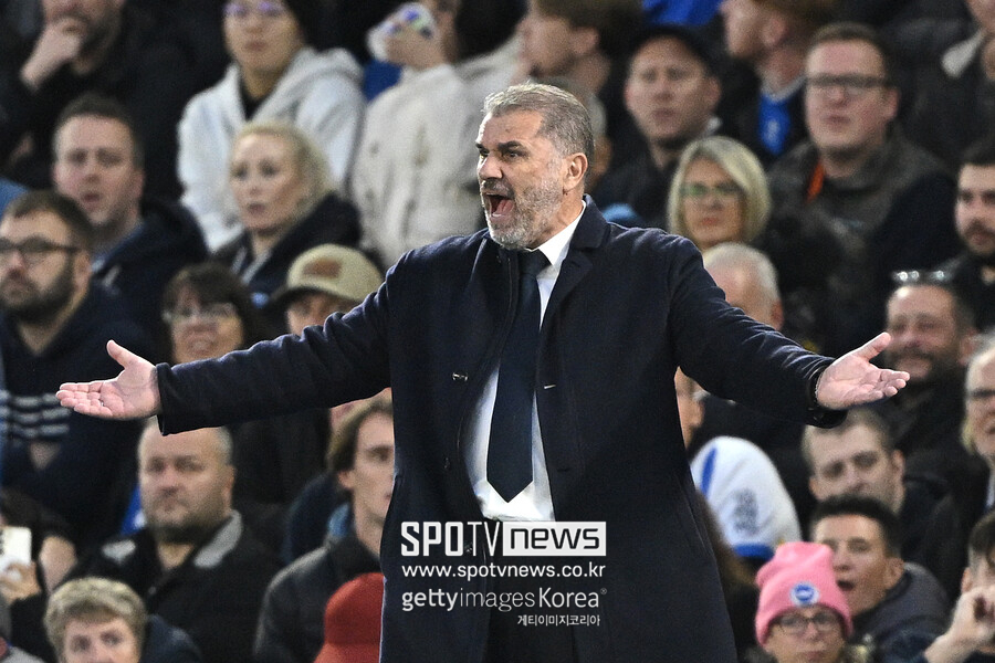 ▲ 토트넘이 브라이튼 호브 알비온을 상대로 충격적인 패배를 당했다. 전반전을 2-0으로 마치면서 원정 경기 승점 3점으로 최근 상승세를 이어가는 듯했으나, 후반전에만 내리 3골을 내주면서 무너졌다. 엔제 포스테코글루 감독은 
