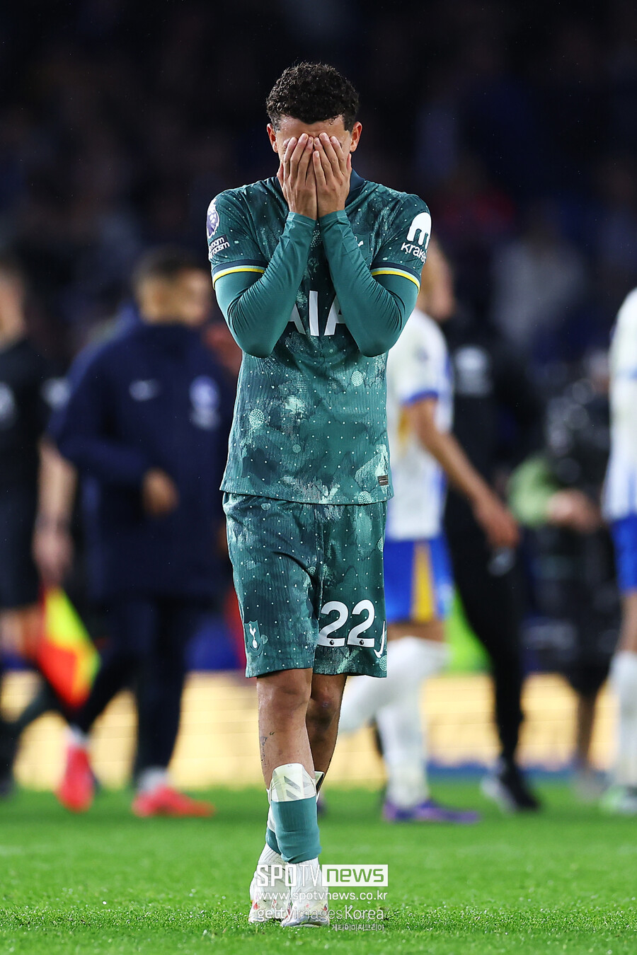 ▲ 토트넘이 브라이튼 호브 알비온을 상대로 충격적인 패배를 당했다. 전반전을 2-0으로 마치면서 원정 경기 승점 3점으로 최근 상승세를 이어가는 듯했으나, 후반전에만 내리 3골을 내주면서 무너졌다. 엔제 포스테코글루 감독은 