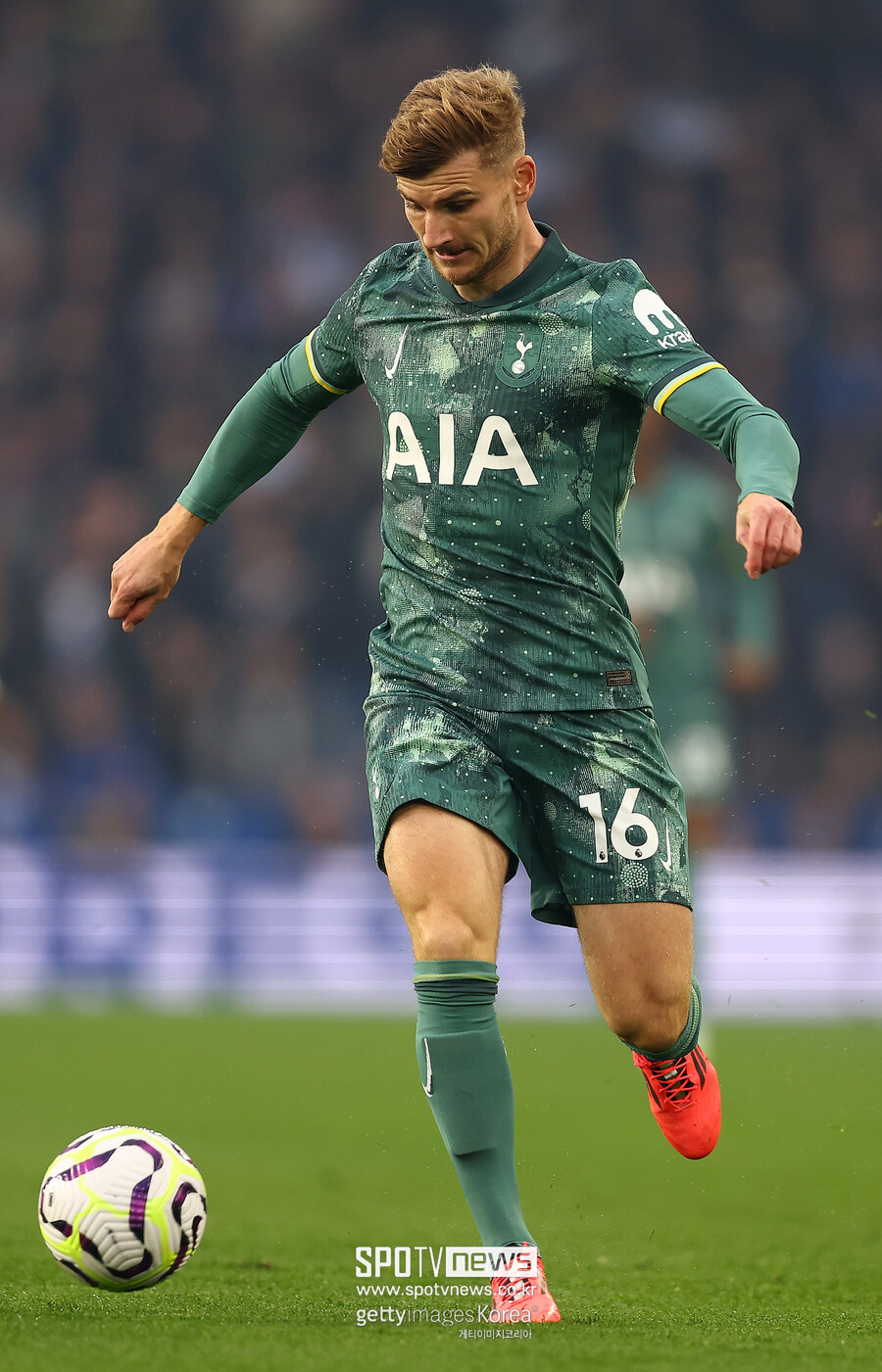▲ 토트넘이 브라이튼 호브 알비온을 상대로 충격적인 패배를 당했다. 전반전을 2-0으로 마치면서 원정 경기 승점 3점으로 최근 상승세를 이어가는 듯했으나, 후반전에만 내리 3골을 내주면서 무너졌다. 엔제 포스테코글루 감독은 