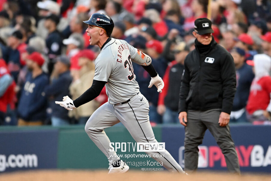 ▲ 케리 카펜터는 0-0으로 맞선 9회 2사 1,2루에서 클라세의 6구째 슬라이더가 가운데 몰린 것을 놓치지 않고 우측 담장을 넘기는 3점 홈런을 때렸다.