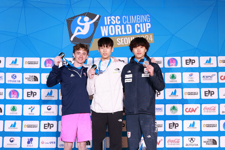 '2024 IFSC 서울 스포츠클라이밍 월드컵' 볼더 1위 이도현 선수(가운데). (제공= 대한산악연맹) 