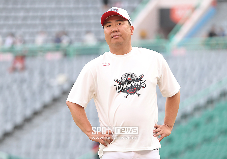 ‘우승 감독’이 진작 느꼈던 그 감독이 될 상… ‘초보 감독’ 이범호는 마지막까지 웃을까