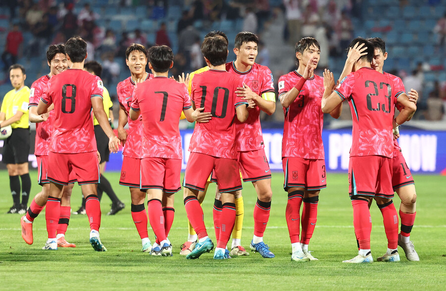 ▲ 명보 감독이 이끄는 한국 대표팀이 10일 오후 11시 요르단 암만 국제경기장에서 열리는 국제축구연맹(FIFA) 2026 북중미 월드컵 아시아 지역 3차 예선 B조 3차전에서 요르단을 2-0으로 제압했다. 요르단은 지난 아시아축구연맹(AFC) 아시안컵 4강전에서 한국을 마주했고 2-0으로 꺾은 뒤 결승전에 진출했다. 한국 입장에서는 설욕 상대였는데 요르단 원정길에서 전반과 후반에 득점포를 가동하며 승기를 잡았다. 이날 승리로 B조 1위를 탈환하며 홈에서 이라크를 마주할 수 있게 됐다 ⓒ연합뉴스