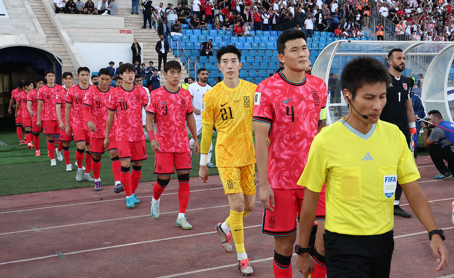 ▲ 10일(현지시간) 요르단 암만국제경기장에서 열린 2026 피파 북중미월드컵 아시아 3차 예선 3차전 한국과 요르단의 경기. 대표팀 주장 김민재를 비롯한 선수들이 경기장에 들어서고 있다.  ⓒ연합뉴스