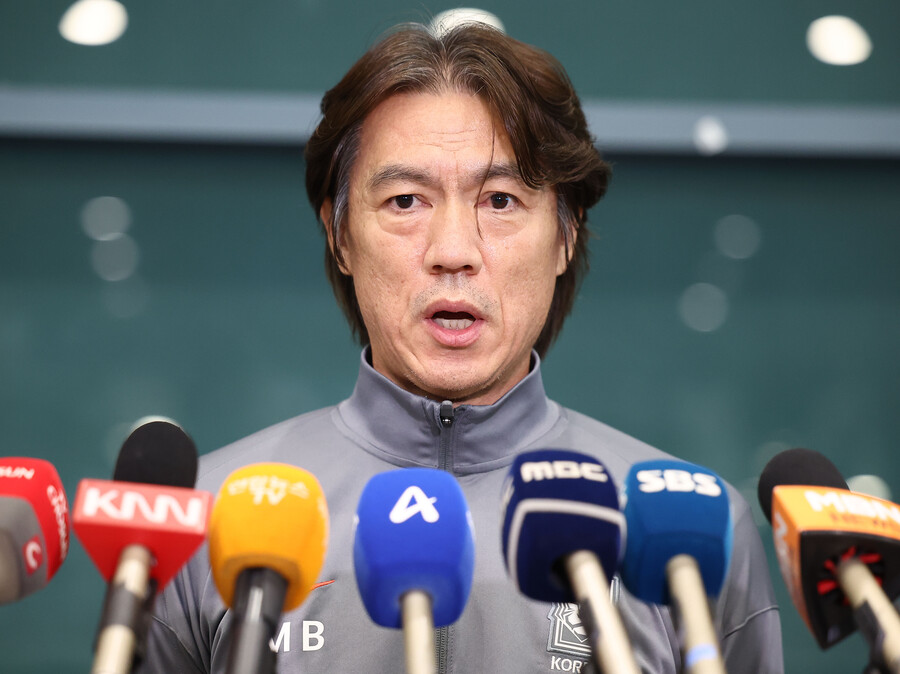 ▲ 기분 좋은 승리와 함께 인천국제공항을 통해 귀국한 홍명보 감독은 "어제 경기가 특별히 분위기를 바꾼다기보단 월드컵 예선에서 중요한 경기였다. 승리에 초점을 맞췄고 그렇게 준비했다. 선수들이 잘해줘서 승리했다고 생각한다. 손흥민도 빠지고 전체적인 어려움이 있지만, 잘 극복해줬던 것 같다"라며 요르단전 승리 소감을 전했다.   ⓒ연합뉴스