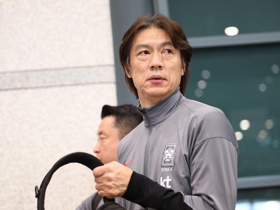 ▲ 기분 좋은 승리와 함께 인천국제공항을 통해 귀국한 홍명보 감독은 "어제 경기가 특별히 분위기를 바꾼다기보단 월드컵 예선에서 중요한 경기였다. 승리에 초점을 맞췄고 그렇게 준비했다. 선수들이 잘해줘서 승리했다고 생각한다. 손흥민도 빠지고 전체적인 어려움이 있지만, 잘 극복해줬던 것 같다"라며 요르단전 승리 소감을 전했다.   ⓒ연합뉴스