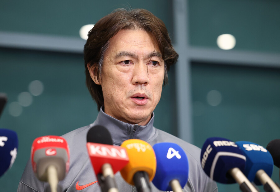 ▲ 기분 좋은 승리와 함께 인천국제공항을 통해 귀국한 홍명보 감독은 "어제 경기가 특별히 분위기를 바꾼다기보단 월드컵 예선에서 중요한 경기였다. 승리에 초점을 맞췄고 그렇게 준비했다. 선수들이 잘해줘서 승리했다고 생각한다. 손흥민도 빠지고 전체적인 어려움이 있지만, 잘 극복해줬던 것 같다"라며 요르단전 승리 소감을 전했다.   ⓒ연합뉴스
