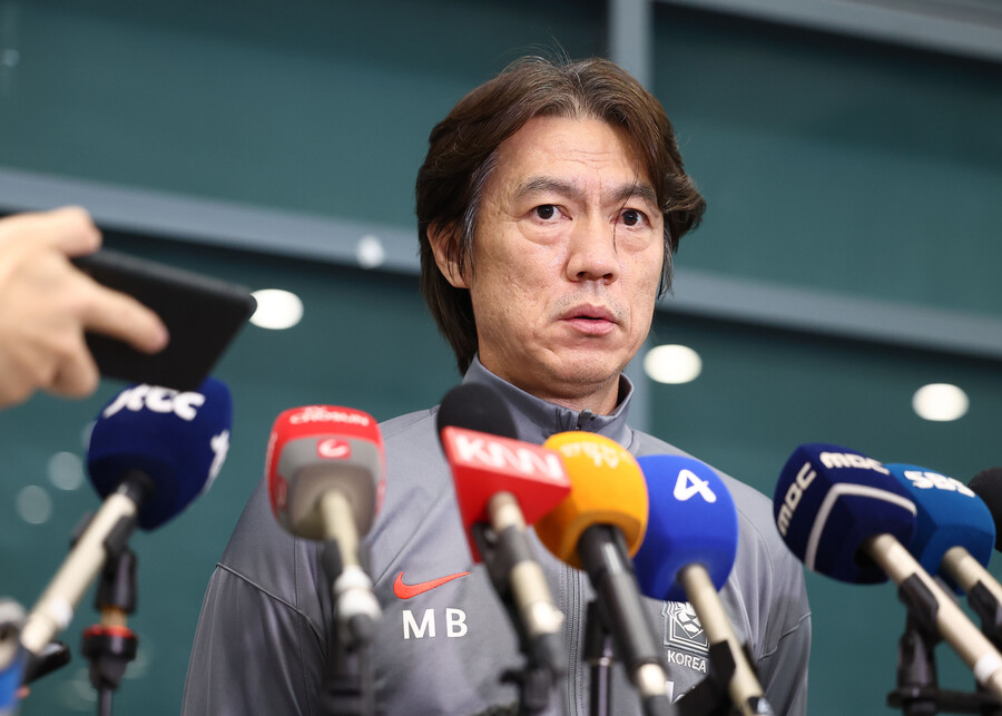 ▲ 기분 좋은 승리와 함께 인천국제공항을 통해 귀국한 홍명보 감독은 "어제 경기가 특별히 분위기를 바꾼다기보단 월드컵 예선에서 중요한 경기였다. 승리에 초점을 맞췄고 그렇게 준비했다. 선수들이 잘해줘서 승리했다고 생각한다. 손흥민도 빠지고 전체적인 어려움이 있지만, 잘 극복해줬던 것 같다"라며 요르단전 승리 소감을 전했다.   ⓒ연합뉴스