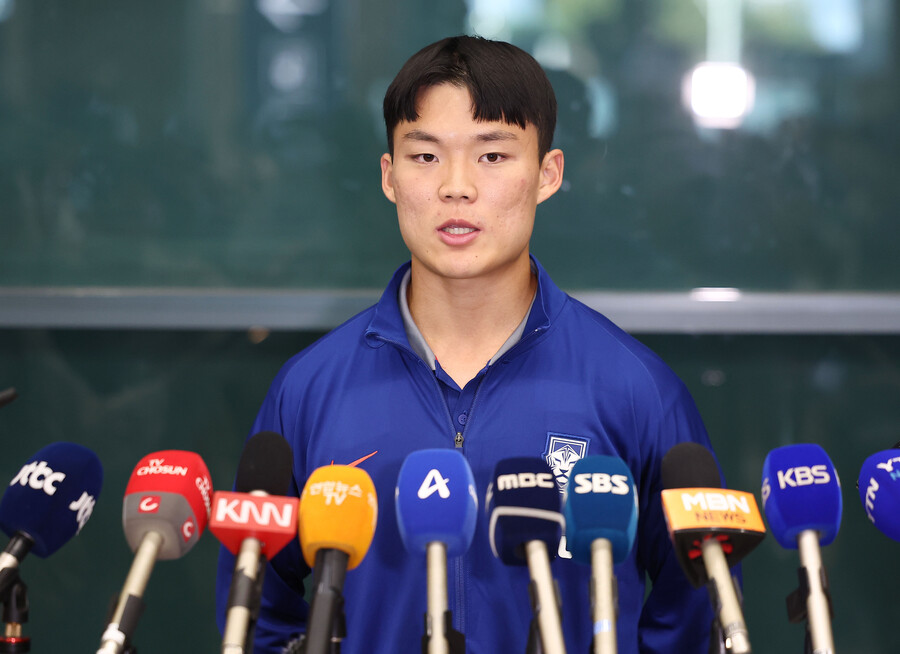 ▲ 여기서 교체 투입된 오현규가 해결사로 나섰다. 후반 23분 박스 왼쪽 부근에서 볼을 잡은 오현규는 강력한 오른발 슈팅을 때렸고, 이 슈팅은 그대로 요르단의 골망을 흔들었다. 오현규의 골이 나오자마자, 요르단 홈 팬들은 조용해졌다. 그리고 오현규는 득점 직후 한국 원정 팬들 앞으로 달려가 포효했다.  ⓒ연합뉴스