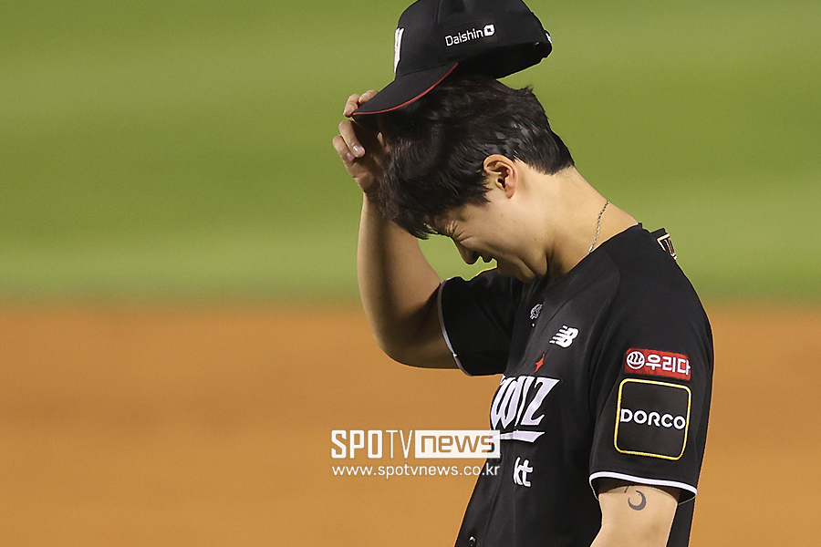 ▲ KT 위즈 엄상백이 11일 서울 잠실야구장에서 열린 '2024 신한 SOL뱅크 KBO 포스트시즌' LG 트윈스와의 준플레이오프 5차전에서 선발투수로 등판했으나 2이닝 4피안타 무사사구 2탈삼진 3실점(2자책)에 그치고 말았다. ⓒ곽혜미 기자