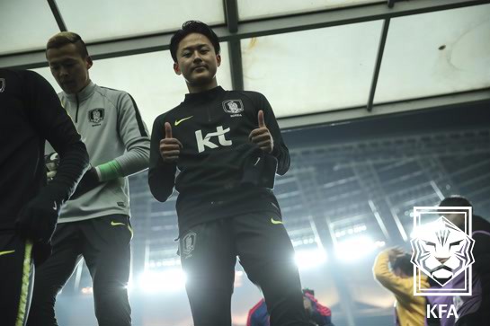 ▲ 대한축구협회는 12일 보도자료를 통해 "황희찬은 좌측 발목, 엄지성은 좌측 무릎 부상으로 인해 이라크전 출전이 불가능하다는 진단을 받았다"며 "두 선수는 대표팀 소집에서 해제되고, 이승우와 문선민이 대체 발탁되어 12일 회복 훈련부터 대표팀에 합류할 예정이다"라고 밝혔다. 이승우는 그동안 유럽 리그에서 활약한 후 K리그로 복귀한 이승우는 국내 무대에서도 꾸준한 기량을 선보였지만, 치열한 대표팀 내 2선 경쟁으로 인해 국가대표팀과의 인연을 이어가지는 못했다. 파울루 벤투 감독 체제였던 2019년 6월 이후 무려 5년 4개월 만에 국가대표팀에 소집되었다 ⓒ대한축구협회