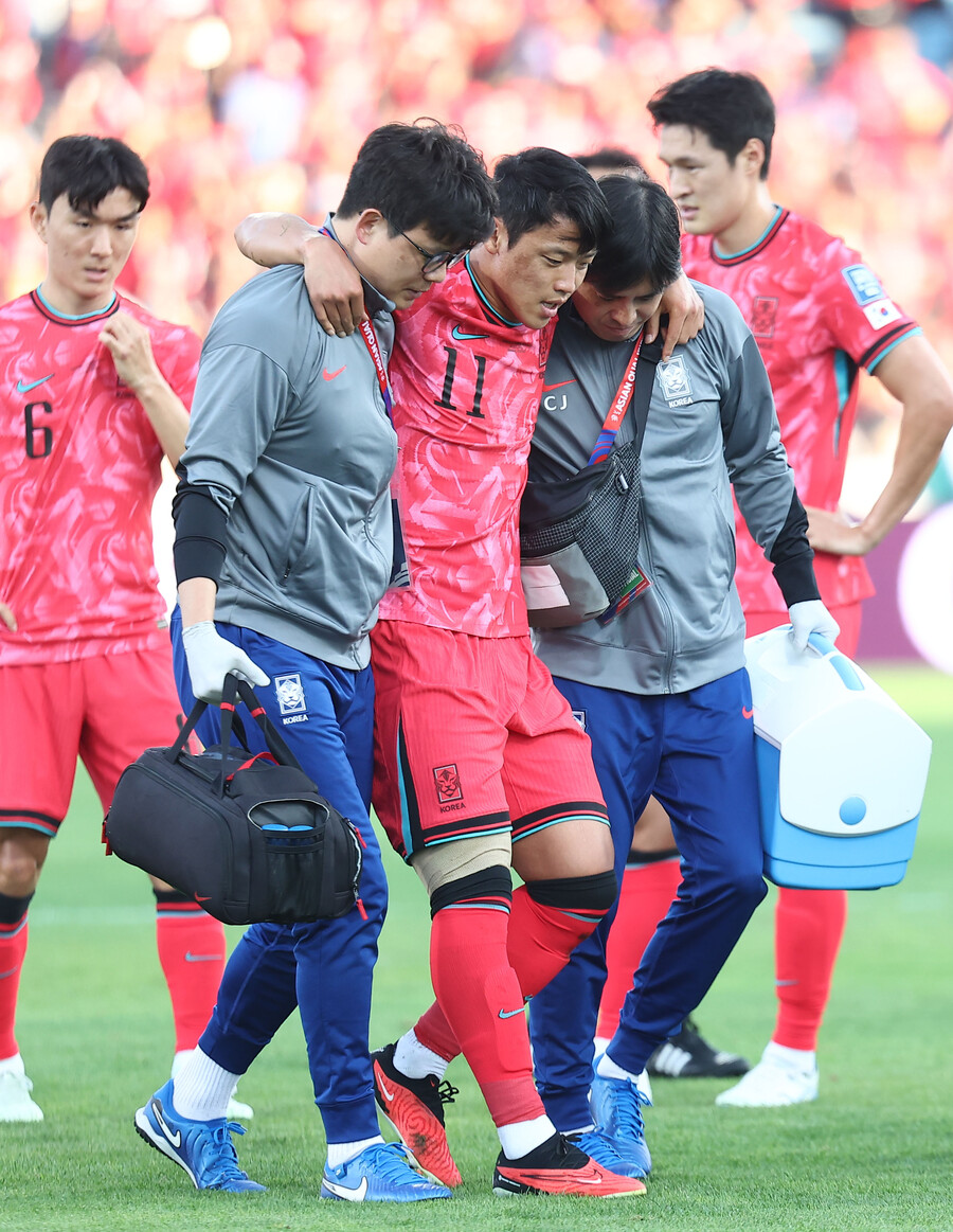 ▲ 대한축구협회는 12일 보도자료를 통해 "황희찬은 좌측 발목, 엄지성은 좌측 무릎 부상으로 인해 이라크전 출전이 불가능하다는 진단을 받았다"며 "두 선수는 대표팀 소집에서 해제되고, 이승우와 문선민이 대체 발탁되어 12일 회복 훈련부터 대표팀에 합류할 예정이다"라고 밝혔다. 이승우는 그동안 유럽 리그에서 활약한 후 K리그로 복귀한 이승우는 국내 무대에서도 꾸준한 기량을 선보였지만, 치열한 대표팀 내 2선 경쟁으로 인해 국가대표팀과의 인연을 이어가지는 못했다. 파울루 벤투 감독 체제였던 2019년 6월 이후 무려 5년 4개월 만에 국가대표팀에 소집되었다 ⓒ연합뉴스