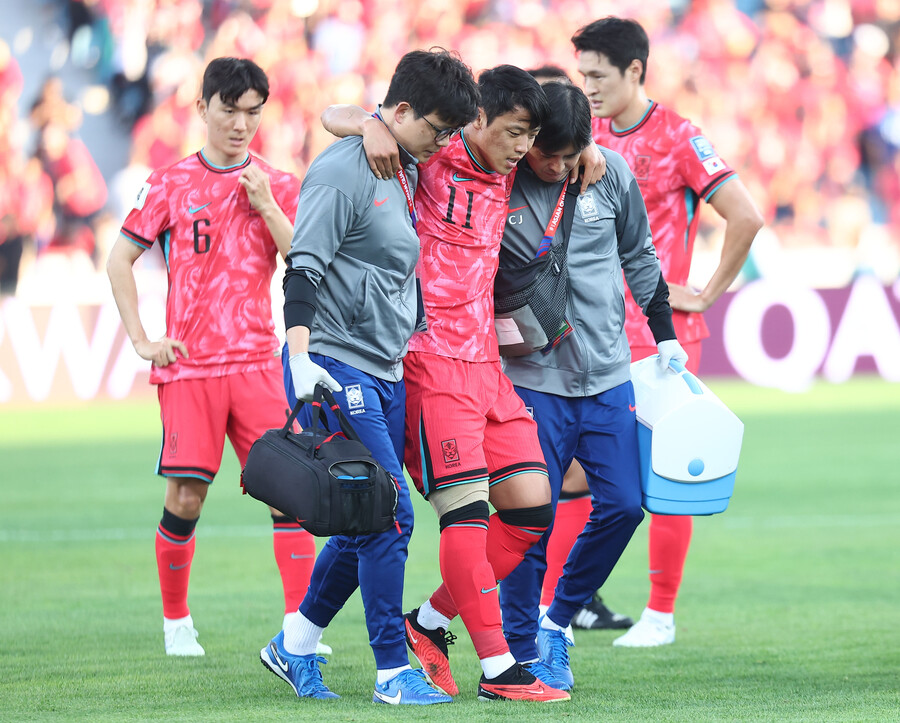 ▲ 축구 선수 부상을 분석하는 사이트 ‘피지오 스카우트’는 ”황희찬이 월드컵 아시아 예선요르단전에서 경기 중 발목 부상을 당해 교체됐다. 심각한 태클로 인해 발목이 강제로 꺾이면서 꺾이면서 높은 등급의 발목 염좌 또는 족근관절염(신데스모시스 손상)에 대한 우려가 제기되고 있다“라고 알렸다.  수술시 회복 기간을 최대 10주로 예상했다. 대한축구협회는 황희찬 부상 공백을 대체 자원 발탁으로 일단 메웠다. 파울루 벤투 감독 체제였던 2019년 6월 이후 무려 5년 4개월 만에 이승우가 국가대표팀에 소집됐다 ⓒ연합뉴스