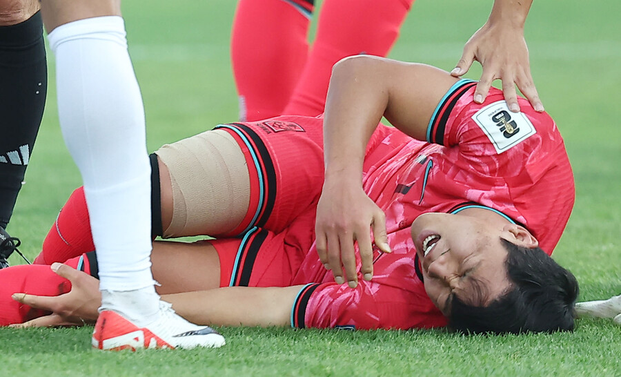 ▲ 축구 선수 부상을 분석하는 사이트 ‘피지오 스카우트’는 ”황희찬이 월드컵 아시아 예선요르단전에서 경기 중 발목 부상을 당해 교체됐다. 심각한 태클로 인해 발목이 강제로 꺾이면서 꺾이면서 높은 등급의 발목 염좌 또는 족근관절염(신데스모시스 손상)에 대한 우려가 제기되고 있다“라고 알렸다.  수술시 회복 기간을 최대 10주로 예상했다. 대한축구협회는 황희찬 부상 공백을 대체 자원 발탁으로 일단 메웠다. 파울루 벤투 감독 체제였던 2019년 6월 이후 무려 5년 4개월 만에 이승우가 국가대표팀에 소집됐다 ⓒ연합뉴스