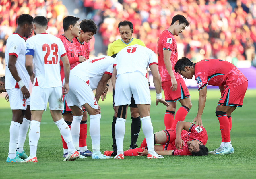▲ 축구 선수 부상을 분석하는 사이트 ‘피지오 스카우트’는 ”황희찬이 월드컵 아시아 예선요르단전에서 경기 중 발목 부상을 당해 교체됐다. 심각한 태클로 인해 발목이 강제로 꺾이면서 꺾이면서 높은 등급의 발목 염좌 또는 족근관절염(신데스모시스 손상)에 대한 우려가 제기되고 있다“라고 알렸다.  수술시 회복 기간을 최대 10주로 예상했다. 대한축구협회는 황희찬 부상 공백을 대체 자원 발탁으로 일단 메웠다. 파울루 벤투 감독 체제였던 2019년 6월 이후 무려 5년 4개월 만에 이승우가 국가대표팀에 소집됐다 ⓒ연합뉴스