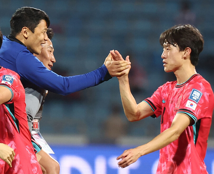▲ 황희찬은 요르단전에서 전반 10분 요르단 수비수의 살인 태클로 발목을 부상 당했다. 의료진의 신속한 치료를 받은 후 잠시 경기장에 복귀했으나, 전반 21분 또 요르단 선수에게 태클로 쓰러져 그라운드에 들어오지 못했다. 결국 전반 23분 엄지성과 교체되었고, 들것에 실려 경기장을 떠나는 모습이 포착되었다. 피지오 스카우트에 따르면 황희찬이 발목 고정을 위한 수술이 필요할 경우 회복 기간은 8주에서 10주다. ⓒ연합뉴스