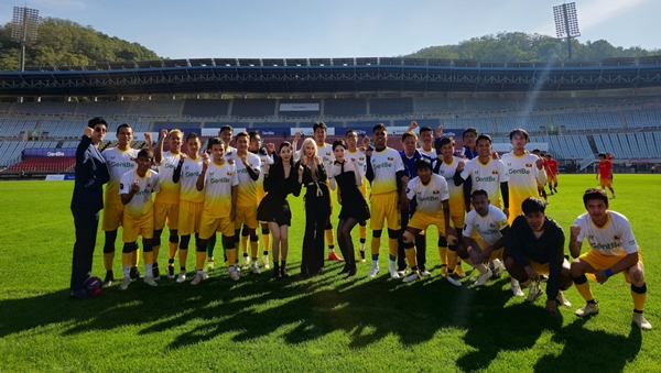 ▲ 뉴엘이 지난 13일 다문화 축구대회 현장을 찾은 모습. 뉴엘에는 미얀마 출신 멤버 디디가 활동하고 있다. 제공|아이스타엔터테인먼트