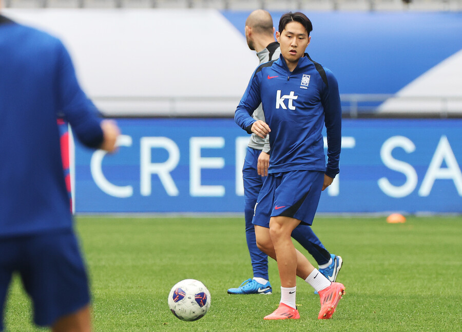 ▲ 축구대표팀의 에이스로 등극한 이강인이 이라크와 펼칠 2026 북중미 월드컵 아시아 3차예선에서 견제를 이겨내는 방법을 모색한다. 홍명보호 출범 이후 치른 3경기에서 아직 득점이 없는 이강인이 이라크를 상대로 활약하게 만드는 숙제를 홍명보 감독과 해결할 계획이다. ⓒ 연합뉴스