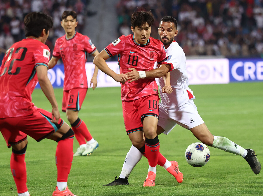 ▲ 축구대표팀의 에이스로 등극한 이강인이 이라크와 펼칠 2026 북중미 월드컵 아시아 3차예선에서 견제를 이겨내는 방법을 모색한다. 홍명보호 출범 이후 치른 3경기에서 아직 득점이 없는 이강인이 이라크를 상대로 활약하게 만드는 숙제를 홍명보 감독과 해결할 계획이다. ⓒ 연합뉴스