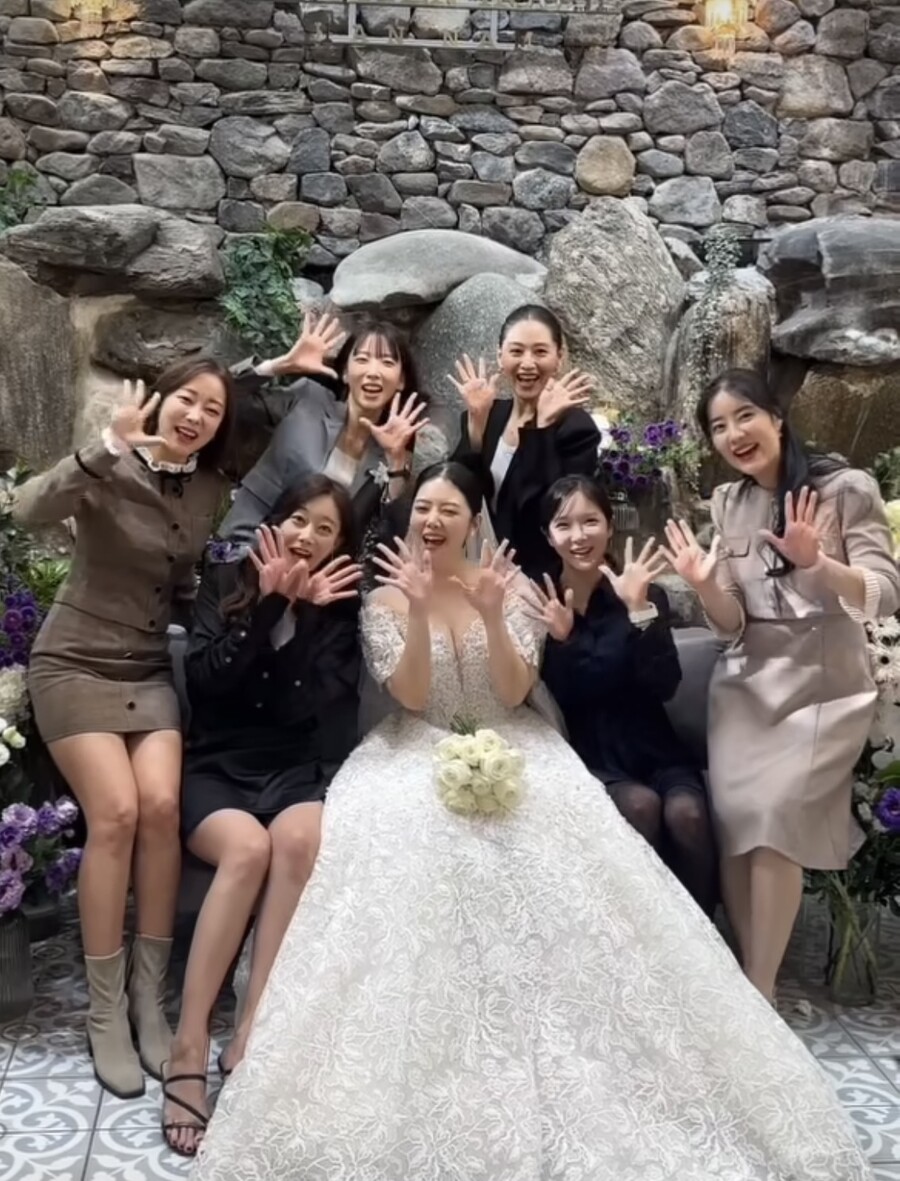 레인보우 우정 빛났다…정윤혜♥안재민 결혼식에 '완전체 출동'