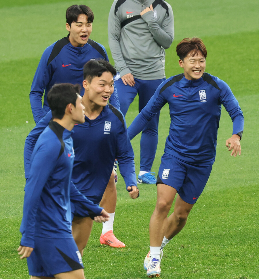 ▲ 2026 국제축구연맹(FIFA) 북중미 월드컵 아시아지역 3차 예선 이라크전을 앞둔 대한민국 축구 국가대표팀 14일 오후 경기도 용인미르스타디움에서 훈련하고 있다. 당일 8명이 도핑 검사를 불시에 받게 되면서 오후 훈련 일정에 차질을 빚었다. 애초 계획보다 40분 늦게 발을 맞추게 됐고, 루틴과 같던 저녁 식사 시간도 미뤄져 컨디션 관리에 빨간불이 들어왔다. ⓒ 연합뉴스