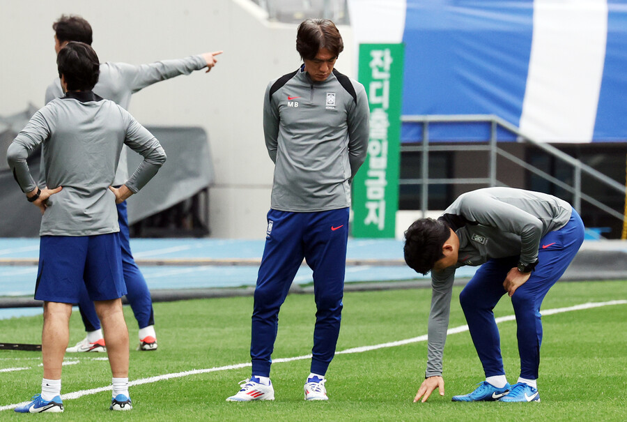 ▲ 2026 국제축구연맹(FIFA) 북중미 월드컵 아시아지역 3차 예선 이라크전을 앞둔 대한민국 축구 국가대표팀 14일 오후 경기도 용인미르스타디움에서 훈련하고 있다. 당일 8명이 도핑 검사를 불시에 받게 되면서 오후 훈련 일정에 차질을 빚었다. 애초 계획보다 40분 늦게 발을 맞추게 됐고, 루틴과 같던 저녁 식사 시간도 미뤄져 컨디션 관리에 빨간불이 들어왔다. ⓒ 연합뉴스