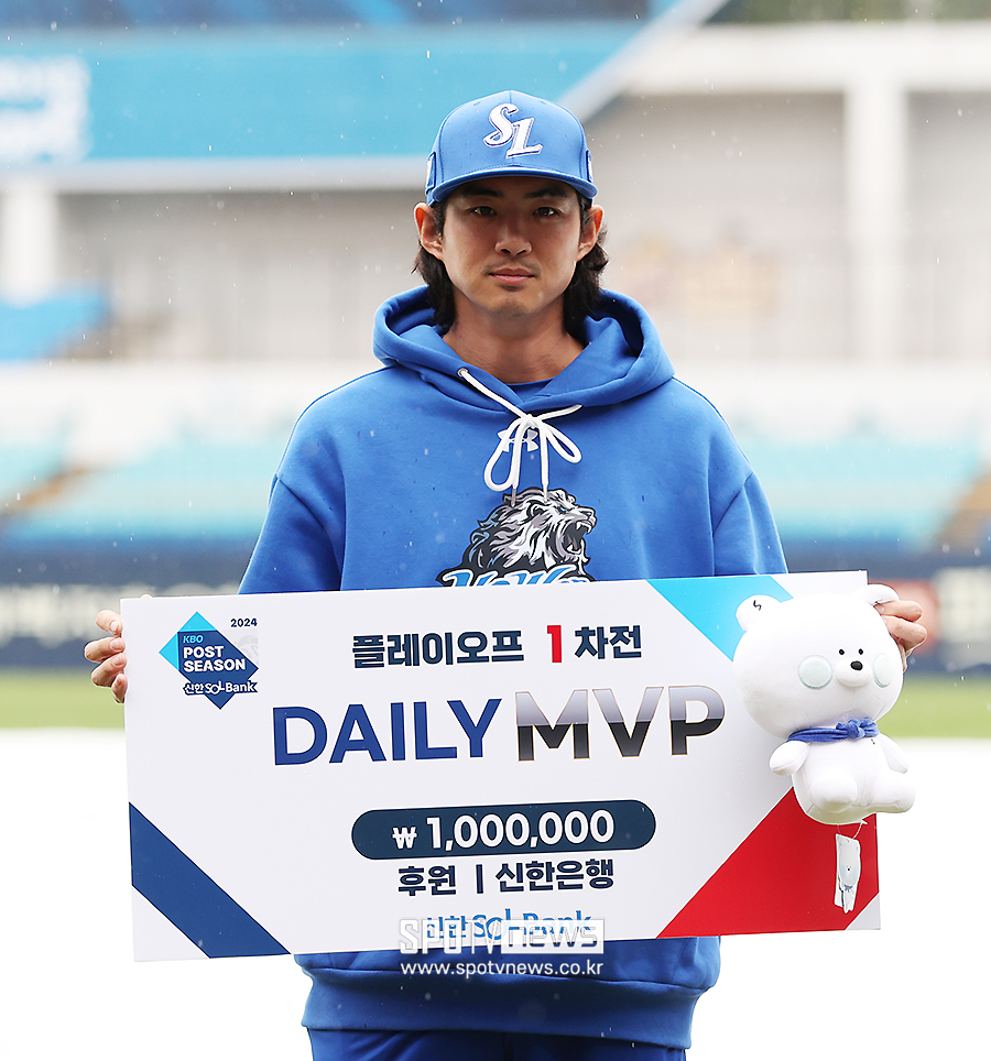 ▲ 삼성 라이온즈 구자욱이 LG 트윈스와 맞붙은 플레이오프 1차전 데일리 MVP로 선정됐다. 구자욱에게는 100만원의 상금이 주어졌다.  ⓒ곽혜미 기자