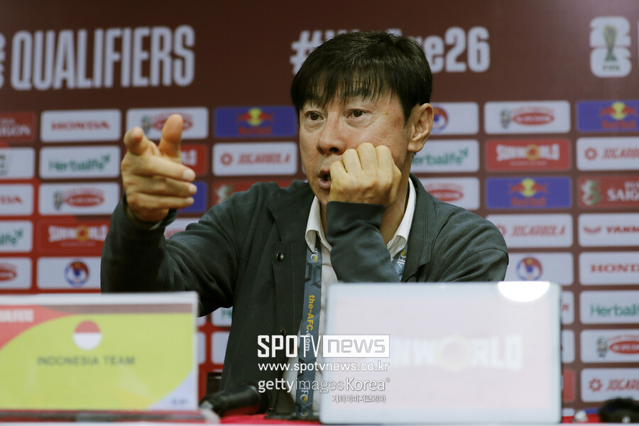 ▲ 인도네시아는 11일(한국시간) 바레인 마나마 국립령기장에서 열린 2026 국제축구연맹(FIFA) 북중미 월드컵 아시아 지역 3차예선 C조 3차전 원정 경기에서 후반 추가시간 동점골을 허용하는 바람에 바레인과 2-2로 비겼다. 신태용 인도네시아 대표팀 감독은 후반 6분까지 주어진 추가 시간을 후반 9분이 될 때까지 유지했다며 분통을 터뜨렸다. 뿐안 아니라 아흐메드 알 카프 주심이 경기 내내 바레인에 편파 판정을 했다고 기자회견장에서 주장했다. 인도네시아 축구협회도 FIFA에 공식 서한을 보내 항의했다.