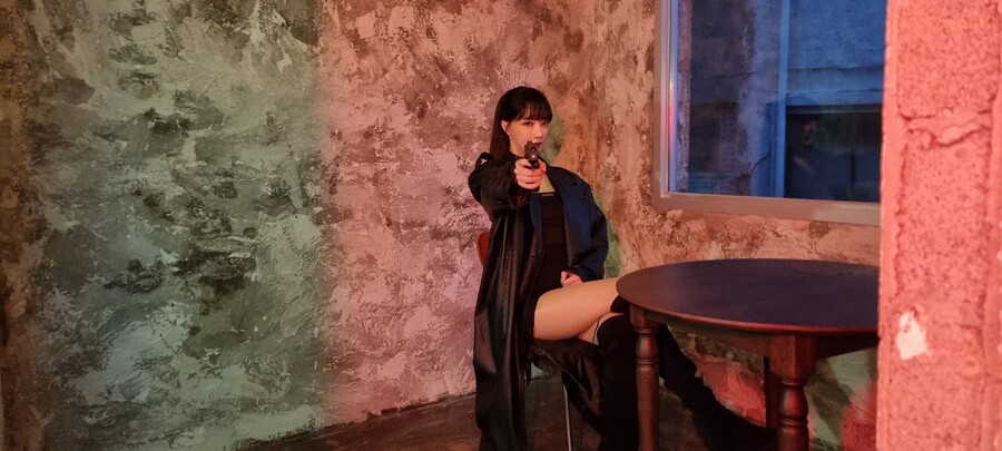 '모델돌' 나인뮤지스 출신 김라나, 권총 들었다? '영웅본색' 변신한 이유는
