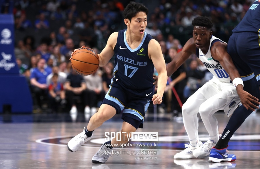 ▲ NBA 프리시즌에서 제대로 눈도장을 받은 카와무라 유키(왼쪽).