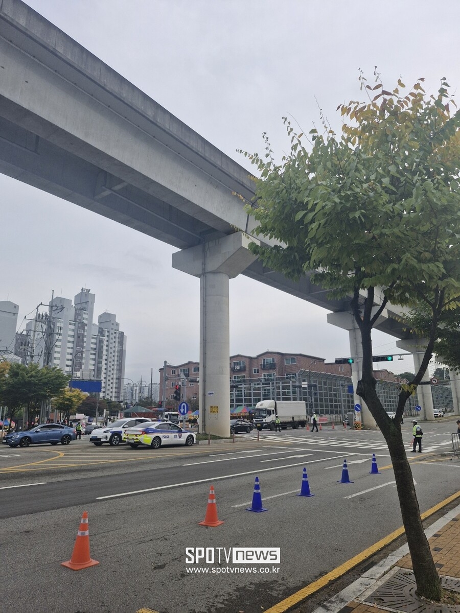 [SPO 현장] "이쪽으로 가세요!" '대표팀 임시 홈구장' 용인미르에 경찰 대거 배치...교통 체증 막는다
