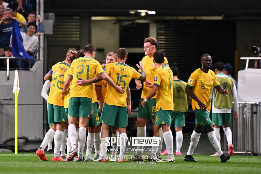 ▲ FIFA 랭킹 16위 일본은 15일 일본 사이타마현 사이타마 스타디움 2002에서 열린 2026 북중미 월드컵 아시아지역 3차 예선 C조 4차전에서 FIFA 랭킹 25위 호주와 홈경기에서 1-1로 비겼다. 무승부를 기록한 일본은 이날까지 4경기 무패 행진을 이어 갔다. 일본은 지난 경기까지 무실점에 14득점을 올리면서 압도적인 전력을 선보인 바 있다. 일본은 호주 상대로 10경기 무패 행진을 이어 가게 됐다. 일본은 2009년 호주에 패배한 이후 이날 경기까지 10경기 동안 6승 4무를 기록했다. 