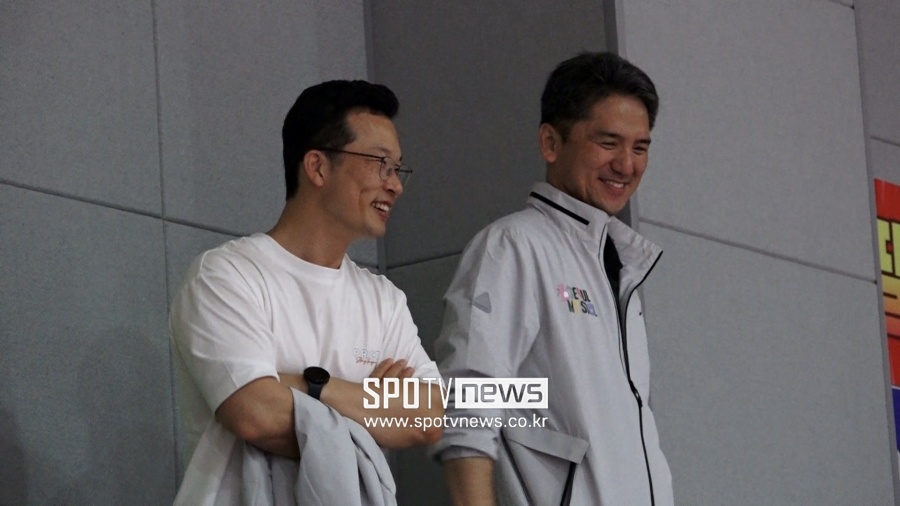 서울시교육청 관계자들이 105회 전국체전에 출전한 송곡고세팍타크로팀을 응원하고 있다.
