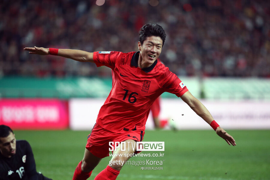 골 넣고 '쉿' 세리머니…황의조 이제 와서 불법 촬영 인정 "축구로 보답하겠다"