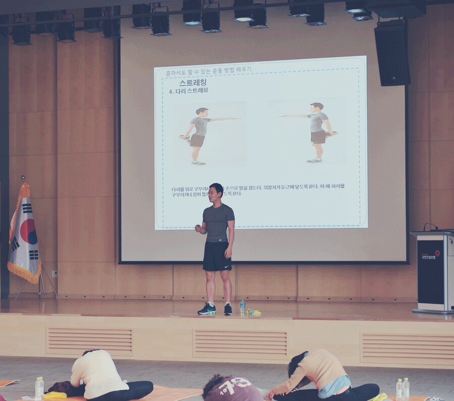 ▲ 평소 당뇨병 환자에게 관심을 갖고 운동 관리에 애쓰는 정승재 삼성서울병원 운동관리사. 과거 프로축구 도중 쓰러졌던 신영록의 재활도 돕고 있다. ⓒ정승재 운동 관리사 제공