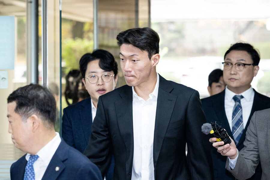 ▲ 황의조는 최후진술에서 "제 잘못으로 피해를 입은 분들에게 진심 어린 사죄를 드린다"며 "저를 아껴주고 응원해주신 모든 분들에게도 잘못된 처신으로 인해 실망을 끼쳐드려 깊이 사죄드린다"고 말했다. 이어 "이번 일을 거울삼아 앞으로는 어떤 잘못도 하지 않고, 축구선수로 최선의 노력을 하며 살아가겠다"며 "이번에 한해 최대한 선처해주시기를 간절히 청한다"고 호소했다. ⓒ연합뉴스