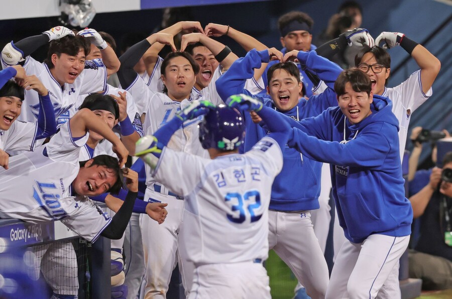 ▲ 삼성 라이온즈 김헌곤이 15일 대구삼성라이온즈파크에서 열린 '2024 신한 SOL뱅크 KBO리그' LG 트윈스와 맞붙은 플레이오프 2차전에서 홈런을 치고 덕아웃으로 들어오자 동료들이 하트 세리머니로 화답하고 있다. ⓒ삼성 라이온즈