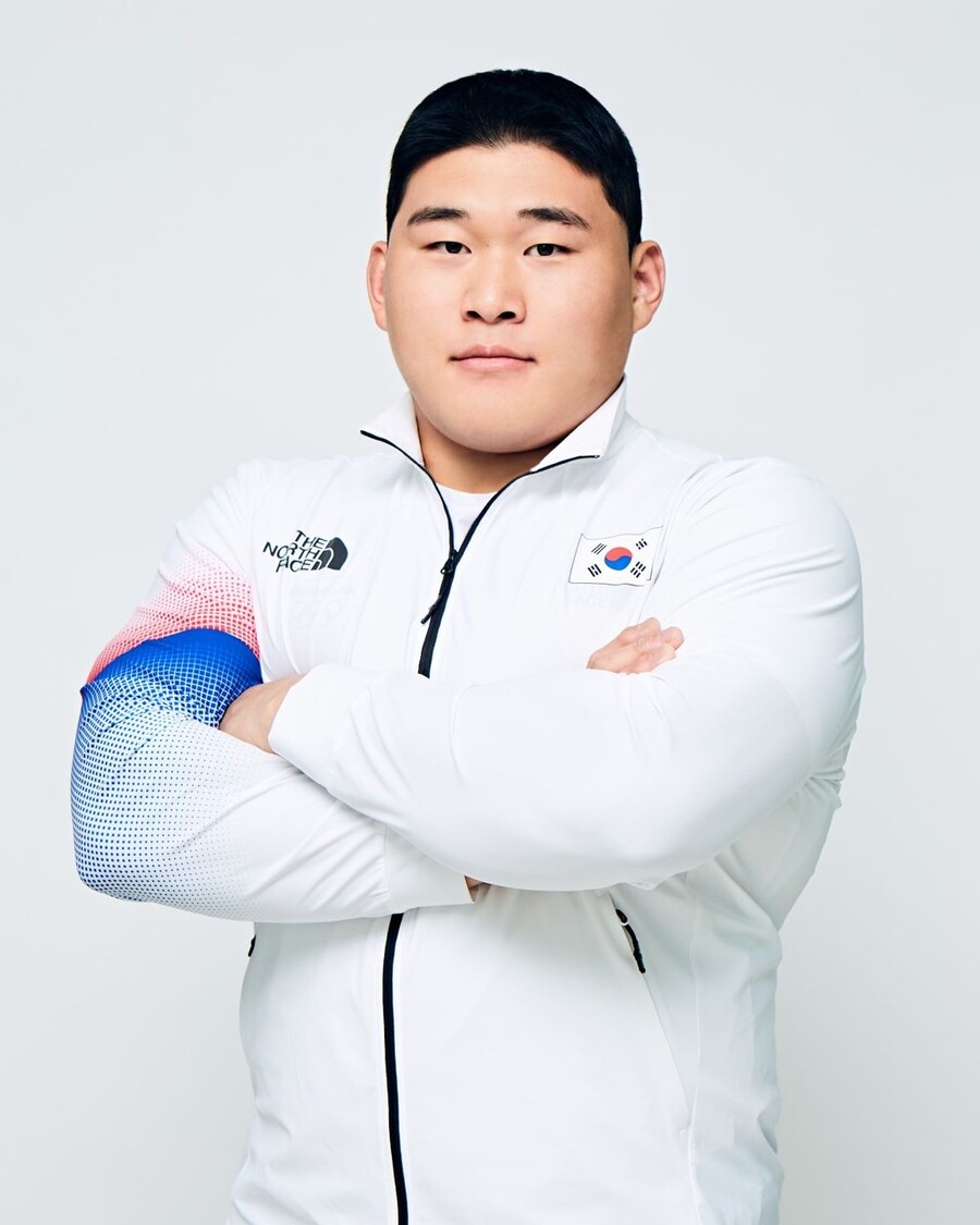파리올림픽 기운을 잠실로, "초등학교 때부터 엘린이" 유도선수 김민종 플레이오프 3차전 시구…애국가는 배우 정지소