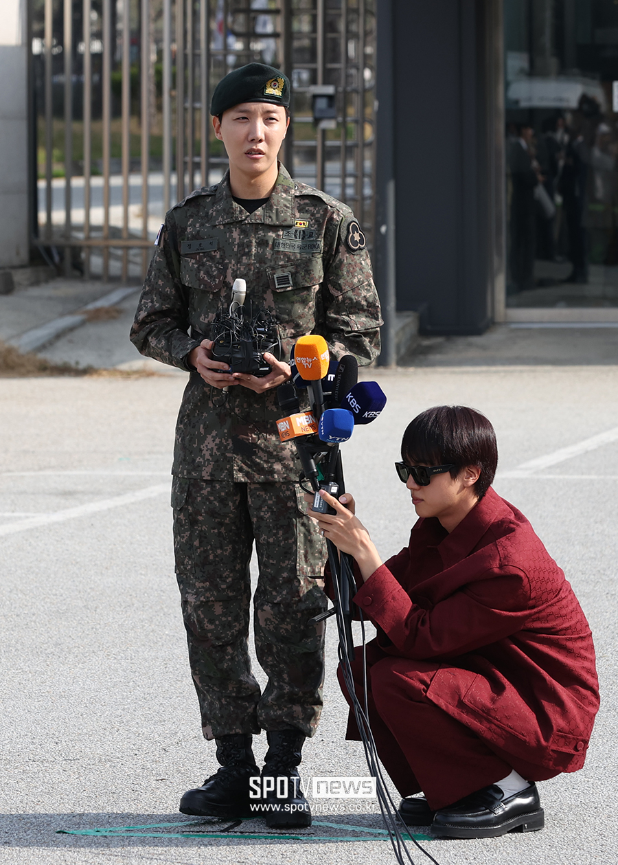 방탄소년단 진, '전역' 제이홉 위해 쪼그려 앉은 우정…"연예인이야?"