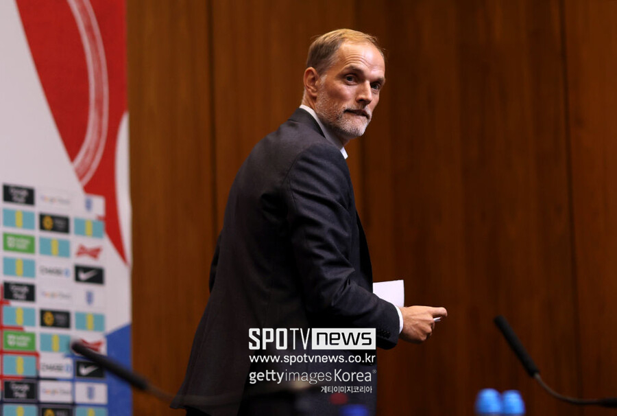 ▲ 투헬 감독은 "잉글랜드의 새 감독으로 여기 있게 돼 무척 흥분되고 영광스럽다"면서 "한계를 넘어서고 '두 번째 별'을 달기 위해 노력할 것"이라고 각오를 밝혔다. 이어 "미묘한 차이, 디테일에 달려있다고 생각한다. 우리는 준비가 됐고, 그걸 증명하는 건 우리에게 달려있다고 믿는다"라고 덧붙였다. 또한 "결과를 가져와야 한다"면서 "우리에겐 젊고 배고픈 선수들이 있다. 타이틀을 간절하게 원한다. 모든 재료를 갖고 있으며, 이것을 플레이 스타일로 구현하고자 노력해야 할 것"이라고 의지를 다졌다.