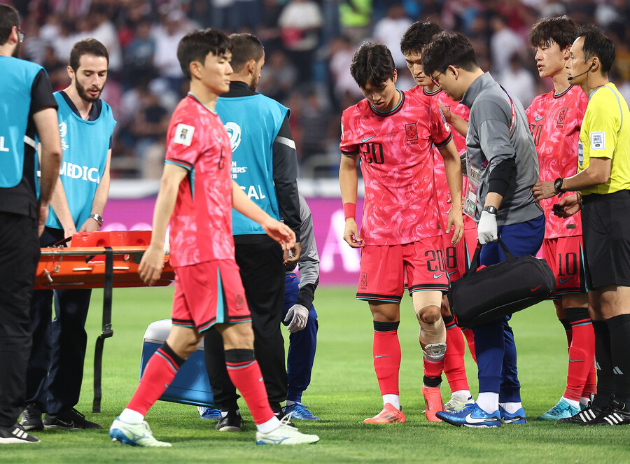 ▲ 축구대표팀에 합류해 요르단전에 나섰던 엄지성이 6주 진단을 받았다. 왼쪽 무릎을 다쳐 이라크전을 앞두고 스완지시티로 돌아갔다.  ⓒ연합뉴스